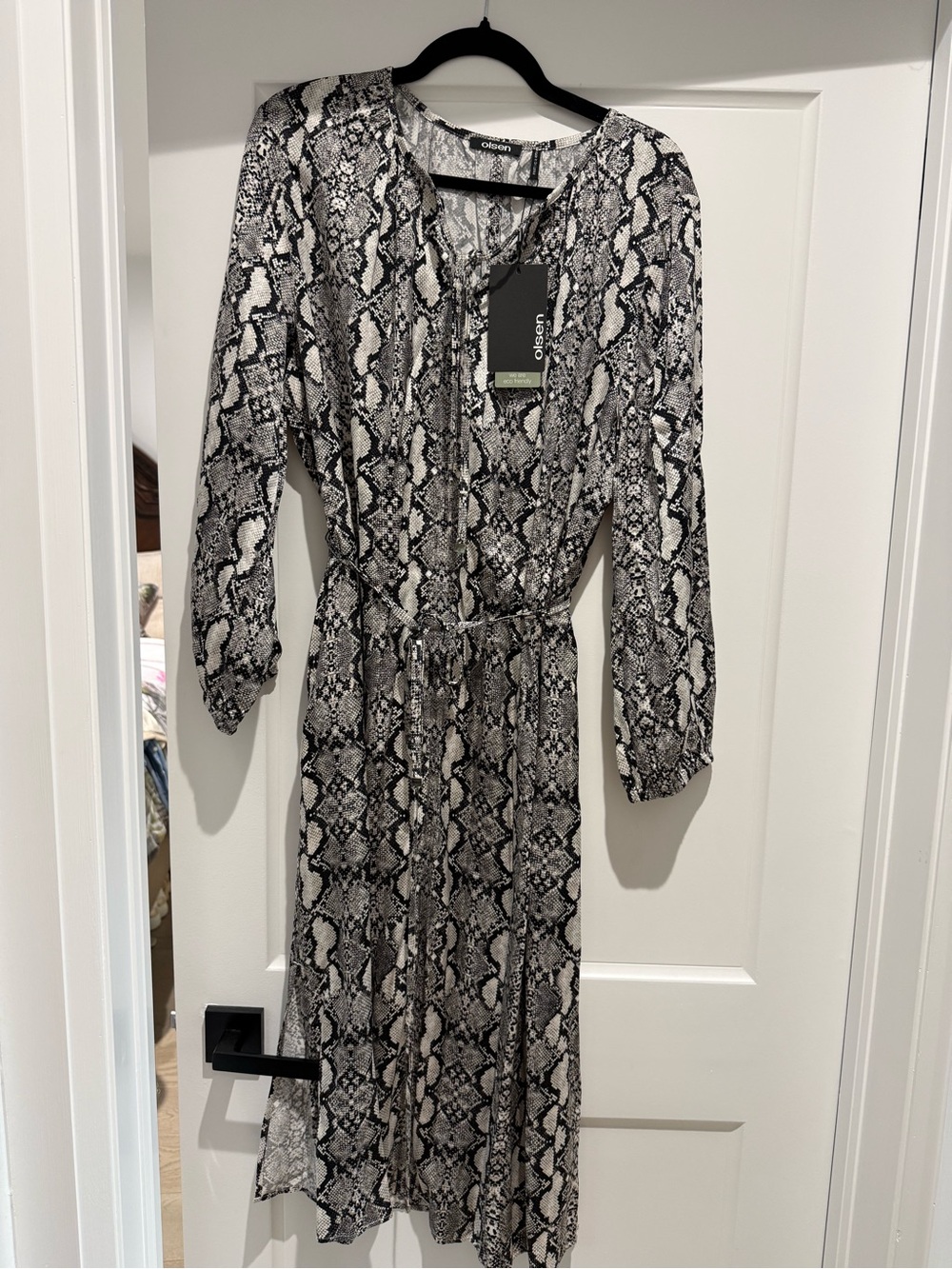 Olsen Black & White Snake-Print Long Sleeve Tie-Waist Dress